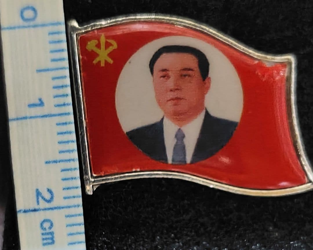 北朝鮮 金日成 肖像徽章 バッジ　(瑕疵あり実物中古品)