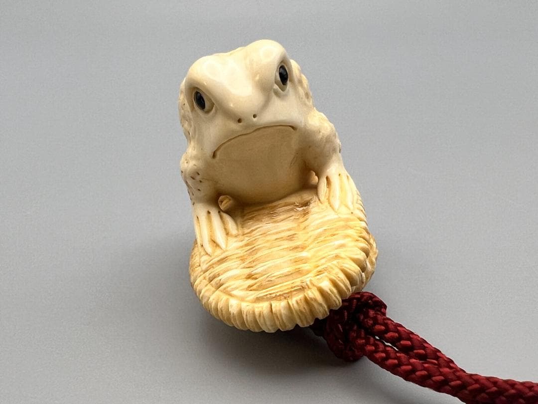 印籠 時代 三段 緒締 提げ物 草履に蛙根付 在銘 細密細工 重量約49g