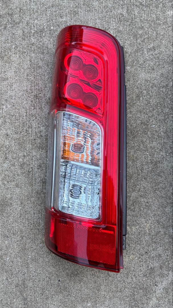 キャラバン nv350 後期型 純正リアテール 左右セット