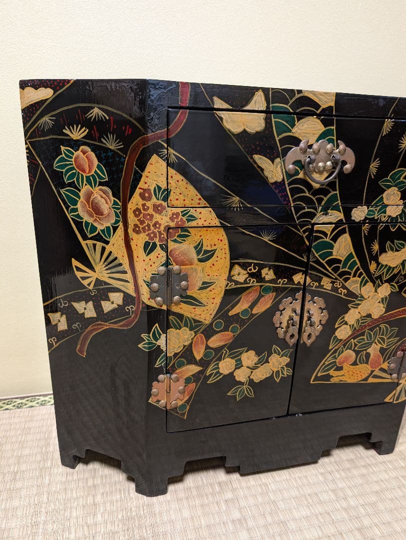 送料込み　黒漆塗りの花鳥風月タンス　キャビネット