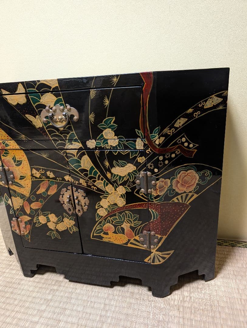 送料込み　黒漆塗りの花鳥風月タンス　キャビネット
