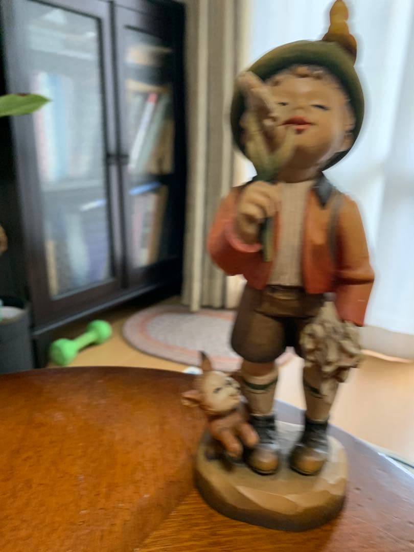 木彫りのANRI製 子供の像 花を持つ