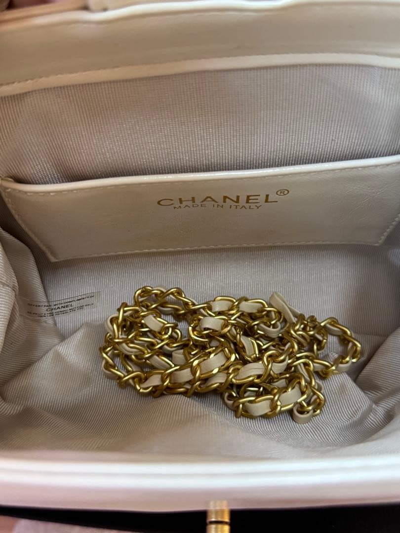 CHANEL レザーショルダーバッグ ノベルティ