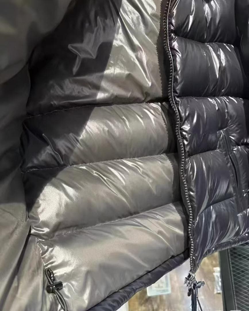 サイズ4 Moncler 光沢のある黒のダウンジャケット