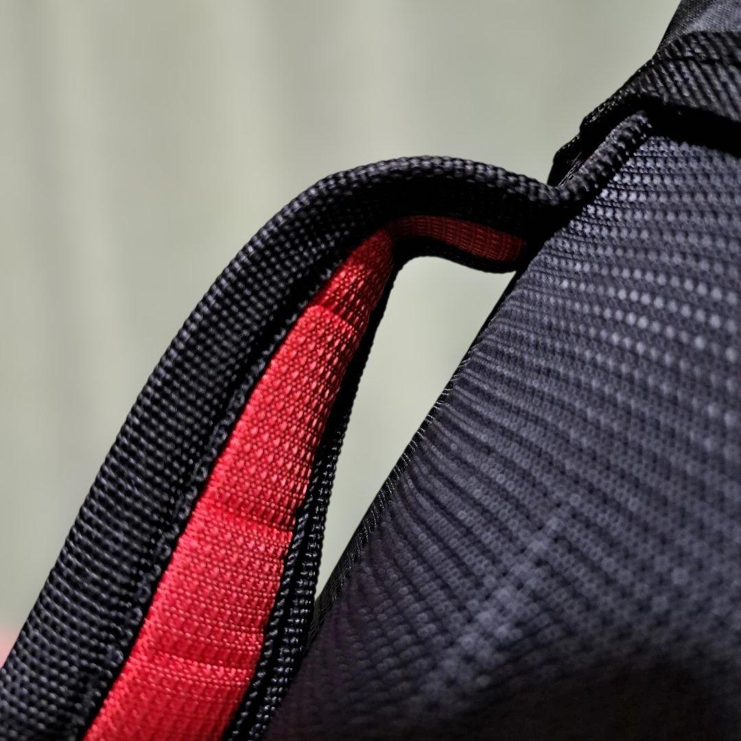 TaylorMade スタンド式キャディバッグ、フード付き。アイアンカバー付き。