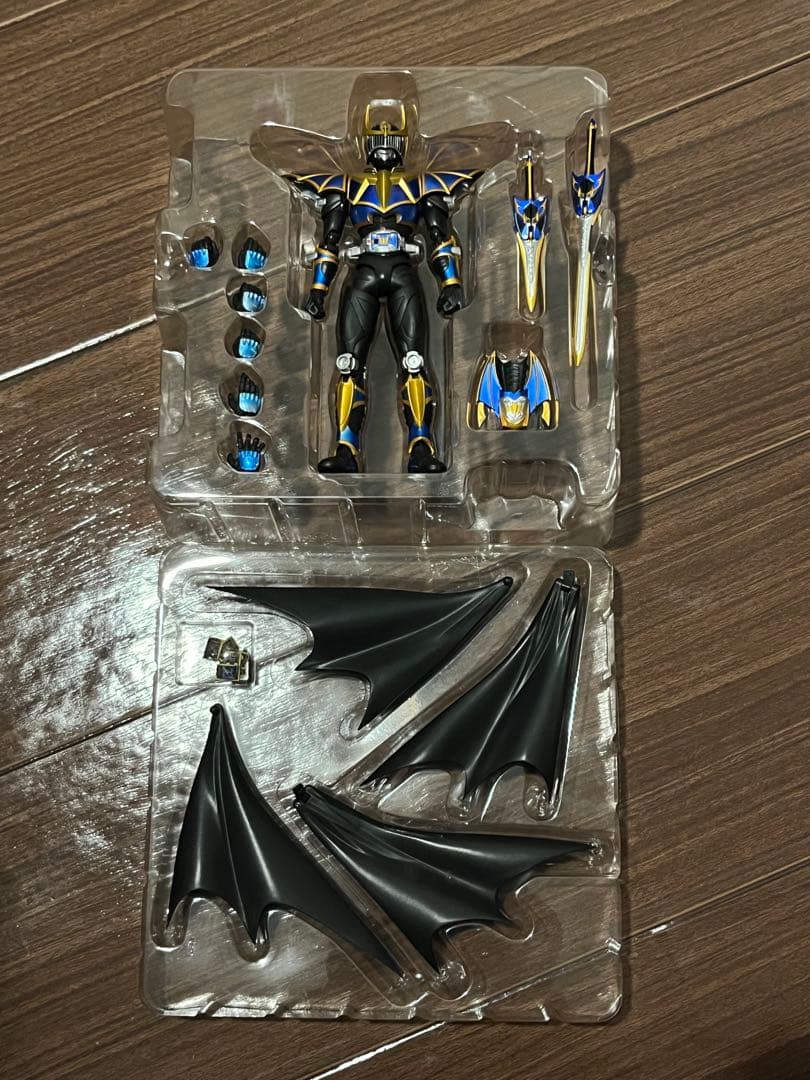 S.H.フィギュアーツ　仮面ライダー龍騎サバイブ　ナイトサバイブ