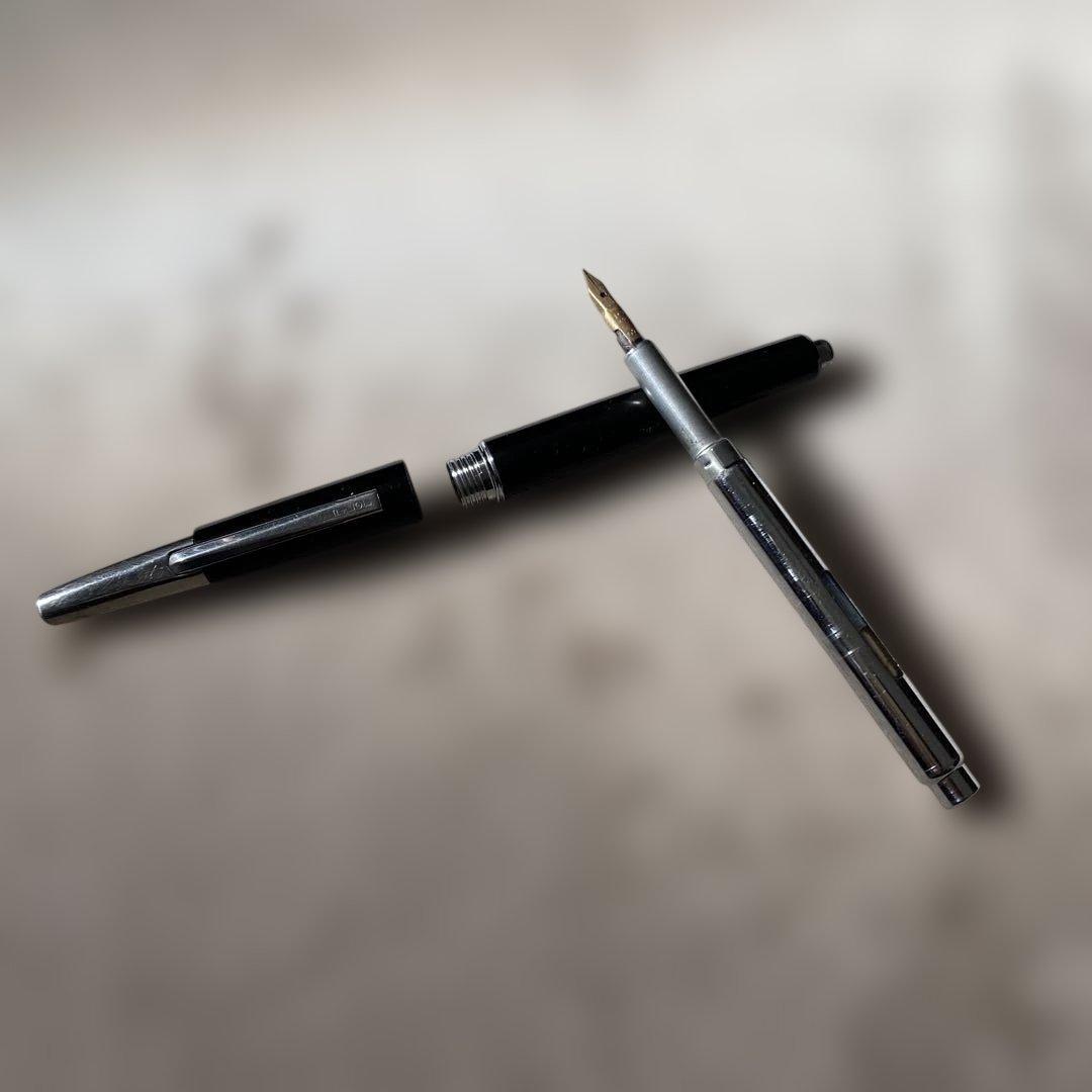 PILOTキャップレス万年筆 ノック式 14K 黒／シルバー