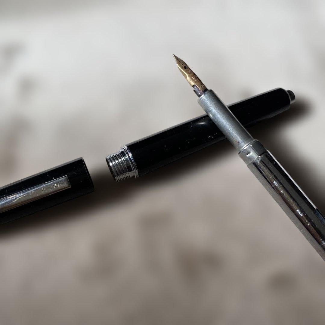 PILOTキャップレス万年筆 ノック式 14K 黒／シルバー