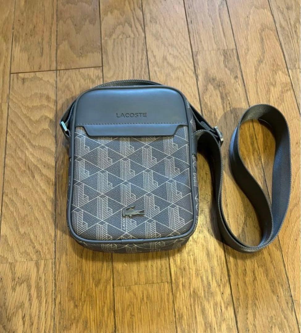 LACOSTEラコステ モノグラムバーティカルショルダーバック チャコールグレー