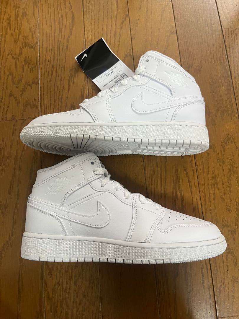 新品　ナイキ　エアジョーダン1MID GS 23㎝