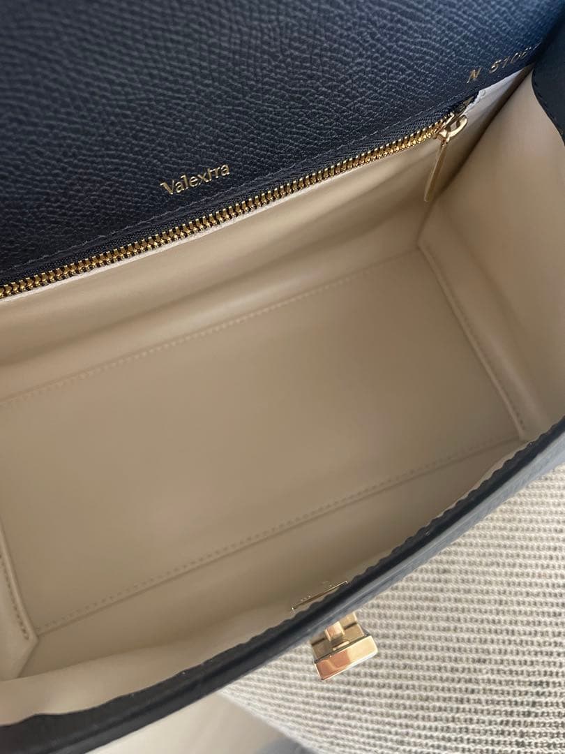 moca様⭐︎ヴァレクストラ Valextra イジィデ｜ミディアム｜ネイビー