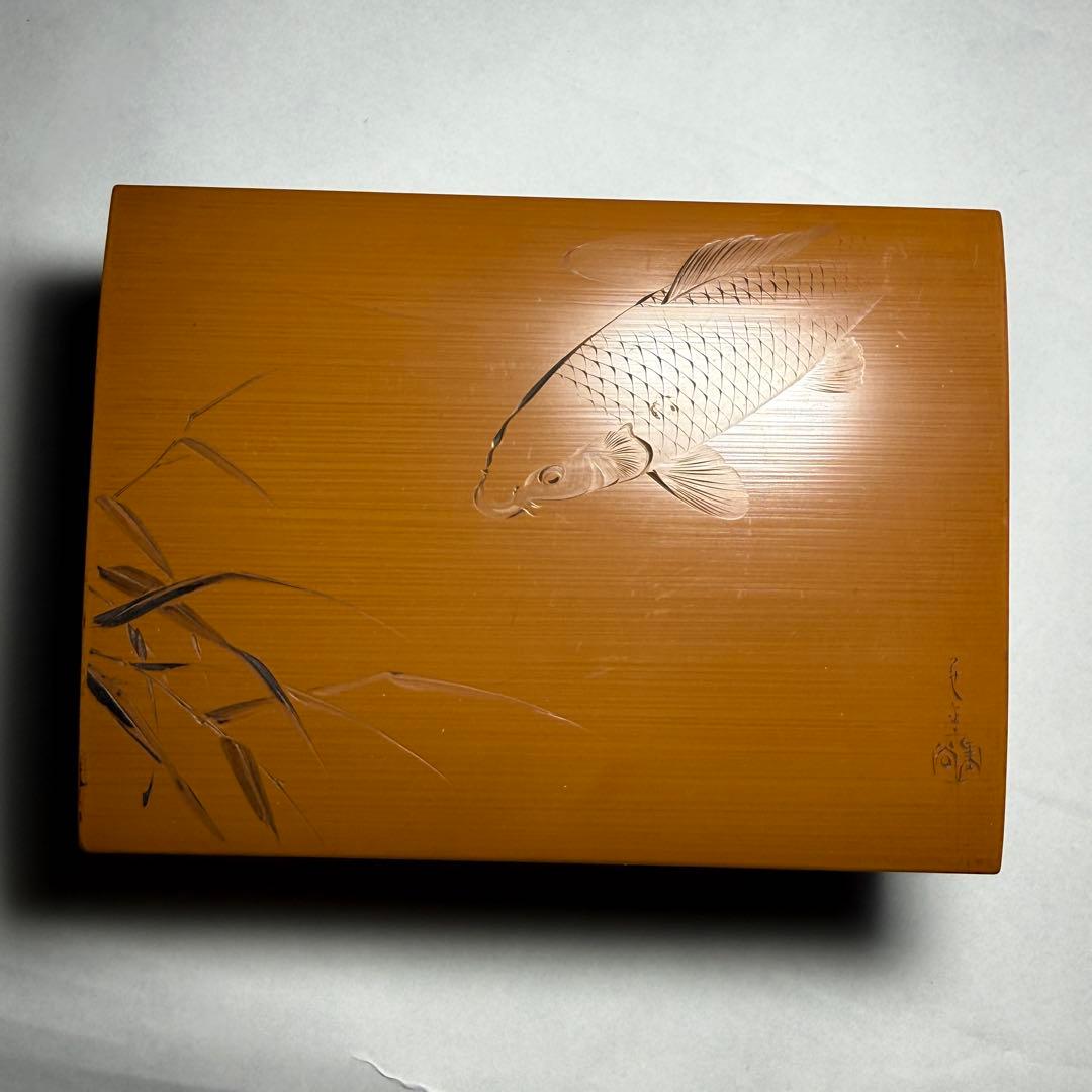 ◆竹製 漆塗片切彫 竹に鯉の図 小物入れ 煙草入れ在銘◆