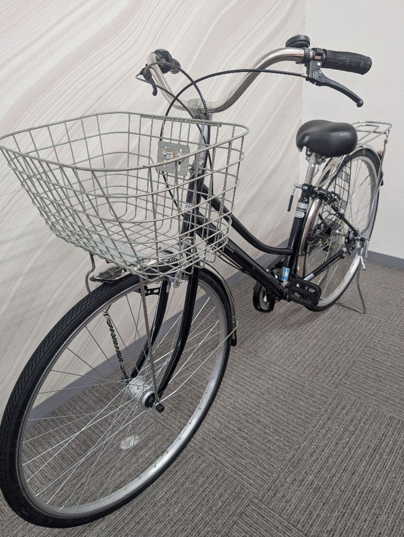 黒いシティサイクル 27インチ 前面バスケット付き、5段ギア、オートライト