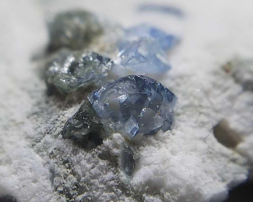 502 ベニトアイト クラスター ジョアキナイト 結晶 原石 母岩付き