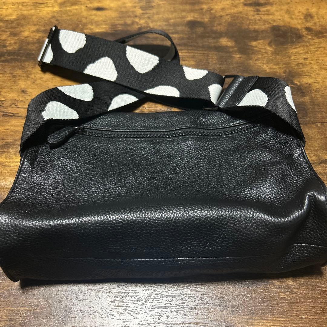 【美品】イアパピヨネ 柄ワイドテープ ショルダーバッグボディバッグ 本革