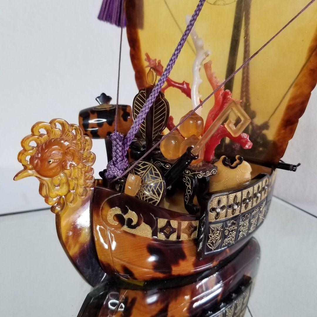 本鼈甲　べっ甲　鳳凰宝船　置物　血赤珊瑚、白珊瑚　ガラスケース　縁起物　オブジェ