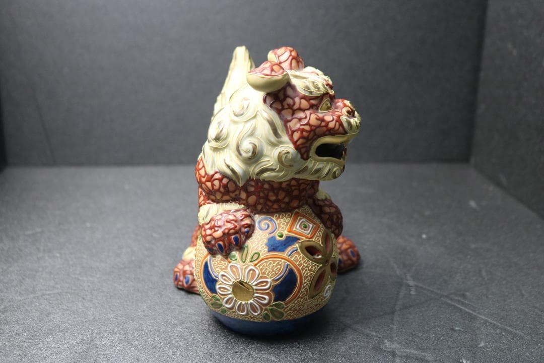 玉乗り獅子／九谷焼／九谷八幡窯／朱／玄関置物／玉体守護／邪気祓い／財産運運気向上