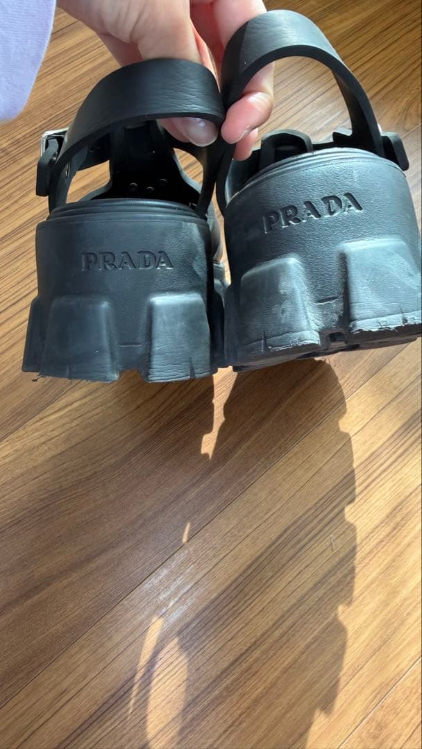 プラダ モノリス ラバー サンダル