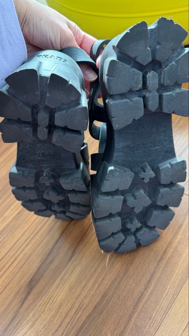 プラダ モノリス ラバー サンダル