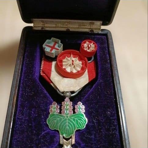 勲四等旭日小綬章・勲章
