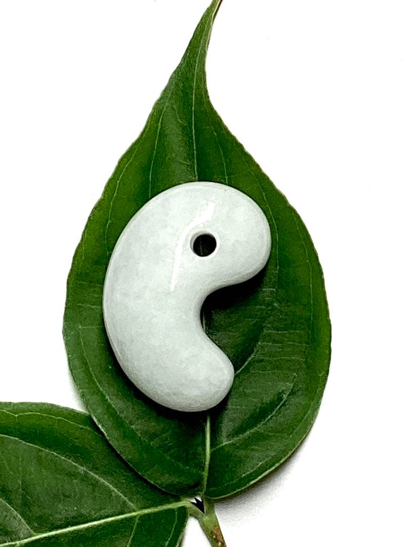 ✳60万円以上の高品質を‼️糸魚川翡翠勾玉*氷　安価卸しにて‼️ 守護石に　鑑別書付