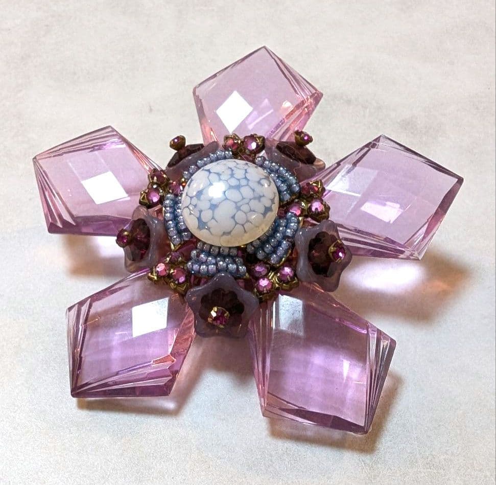 No.0335　スタンレーハグラー　ピンクパープル　ブローチ