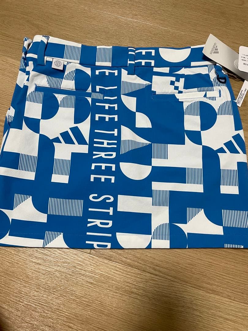 新品 Mサイズ アディダスゴルフ インナー付き グラフィックプリント スカート青