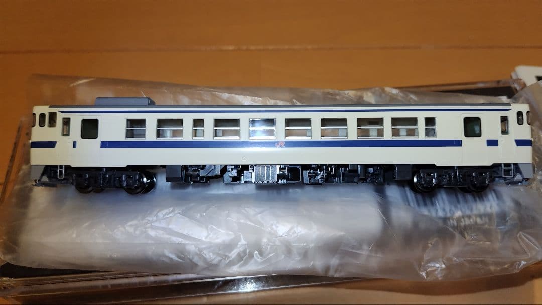 新品、送料込み！　JR キハ40-2000形(九州色・ベンチレーターなし)