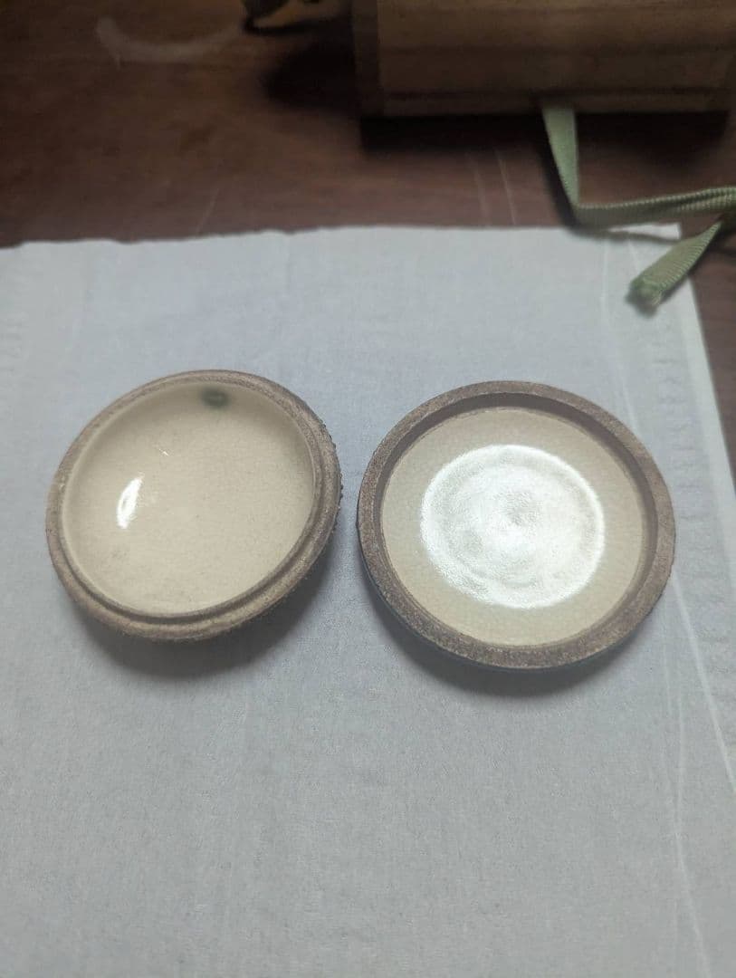 金色装飾の陶器製香合