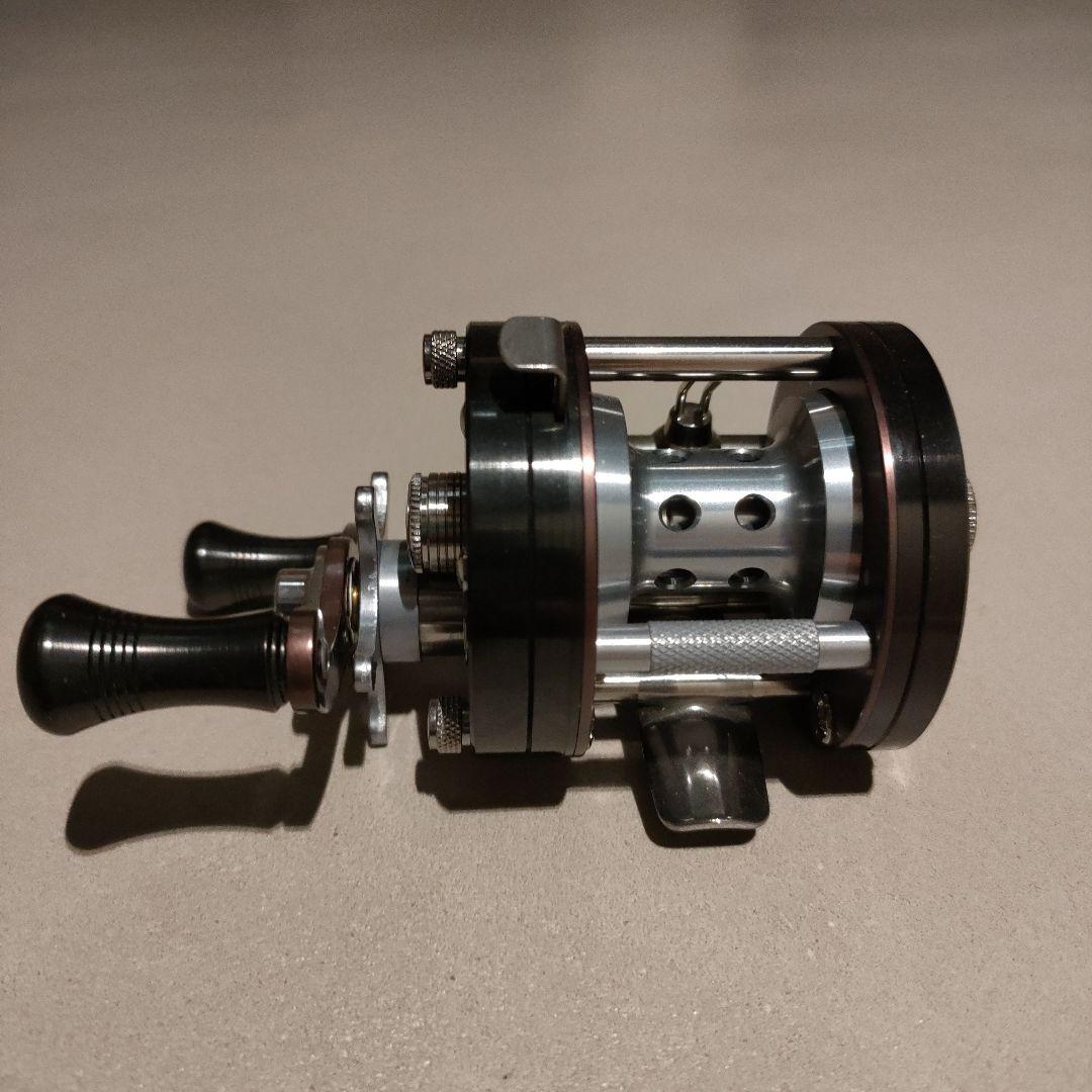 新品　五十鈴リール　bc421sss ブラックレッド　左巻き　bc420sss