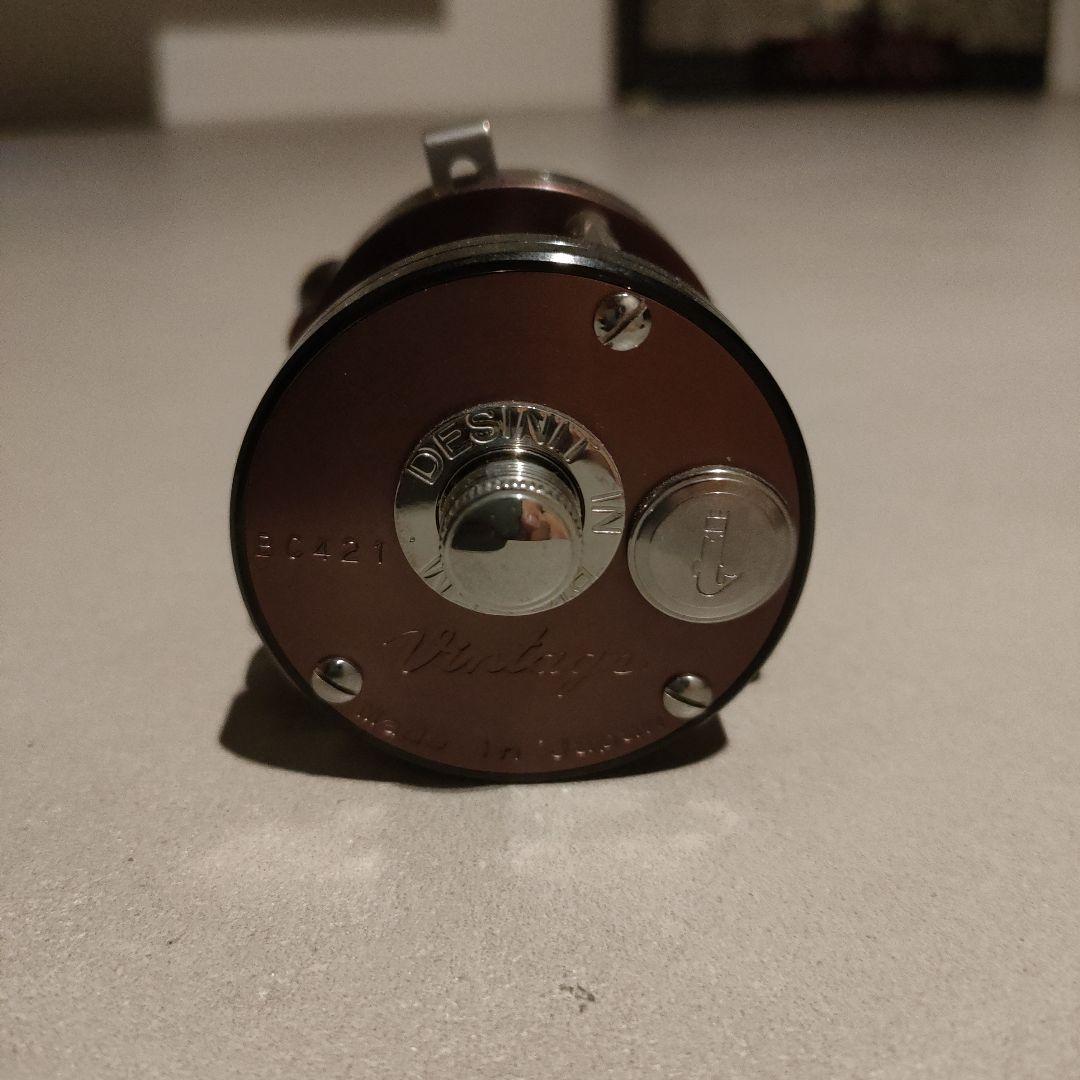 新品　五十鈴リール　bc421sss ブラックレッド　左巻き　bc420sss