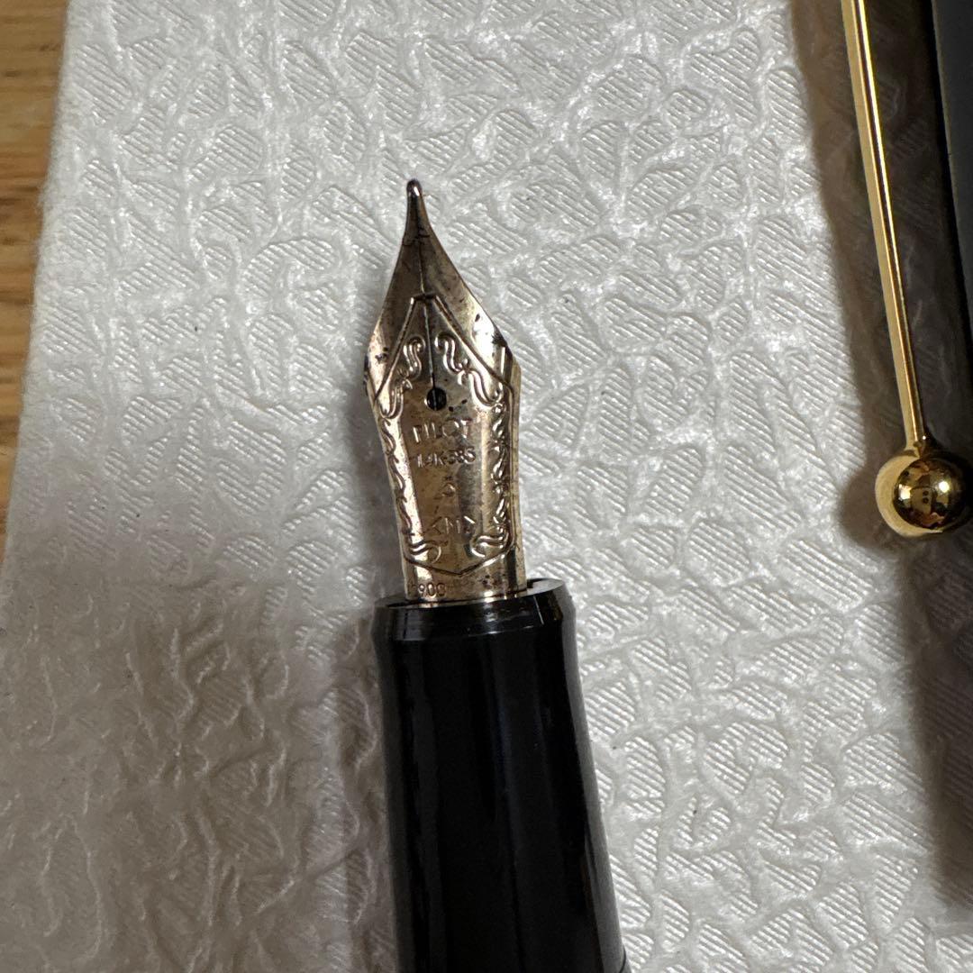 PILOT 万年筆 黒 手のデザイン