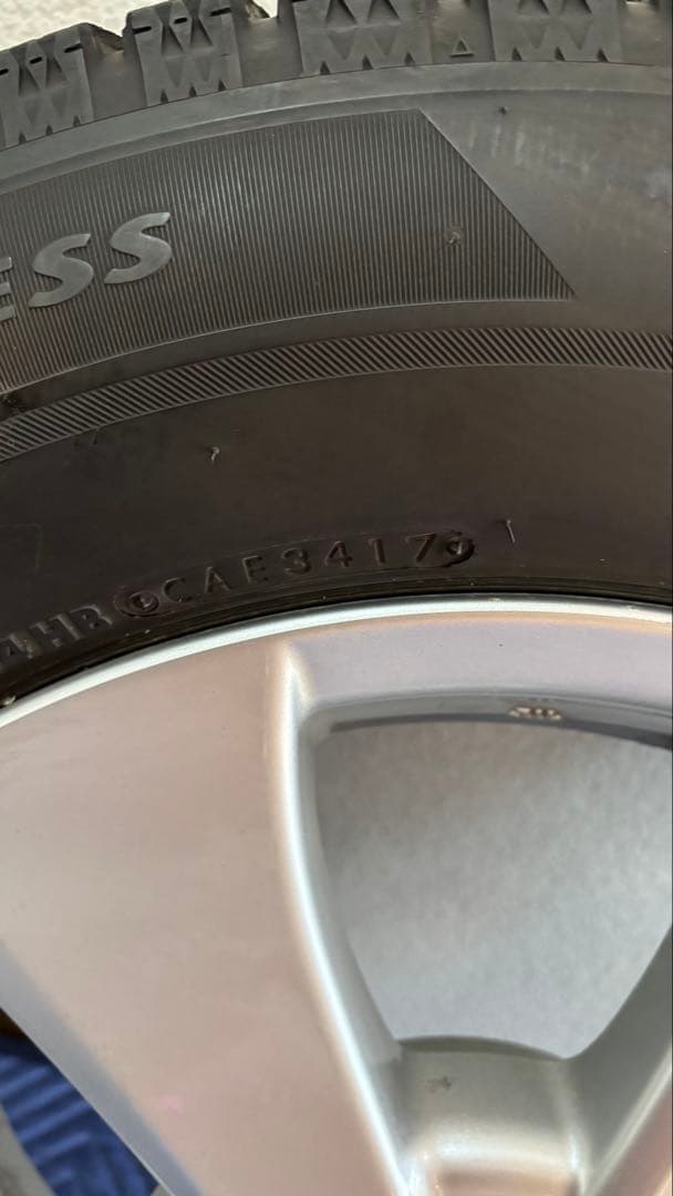 215 65 R16 VRX2 アルファード　スタッドレス