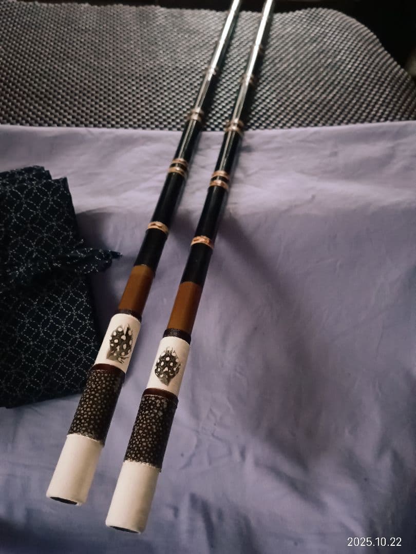 カーボン総塗り笛巻き1本半竿掛け・白塗り鮫皮、羽根飾り
