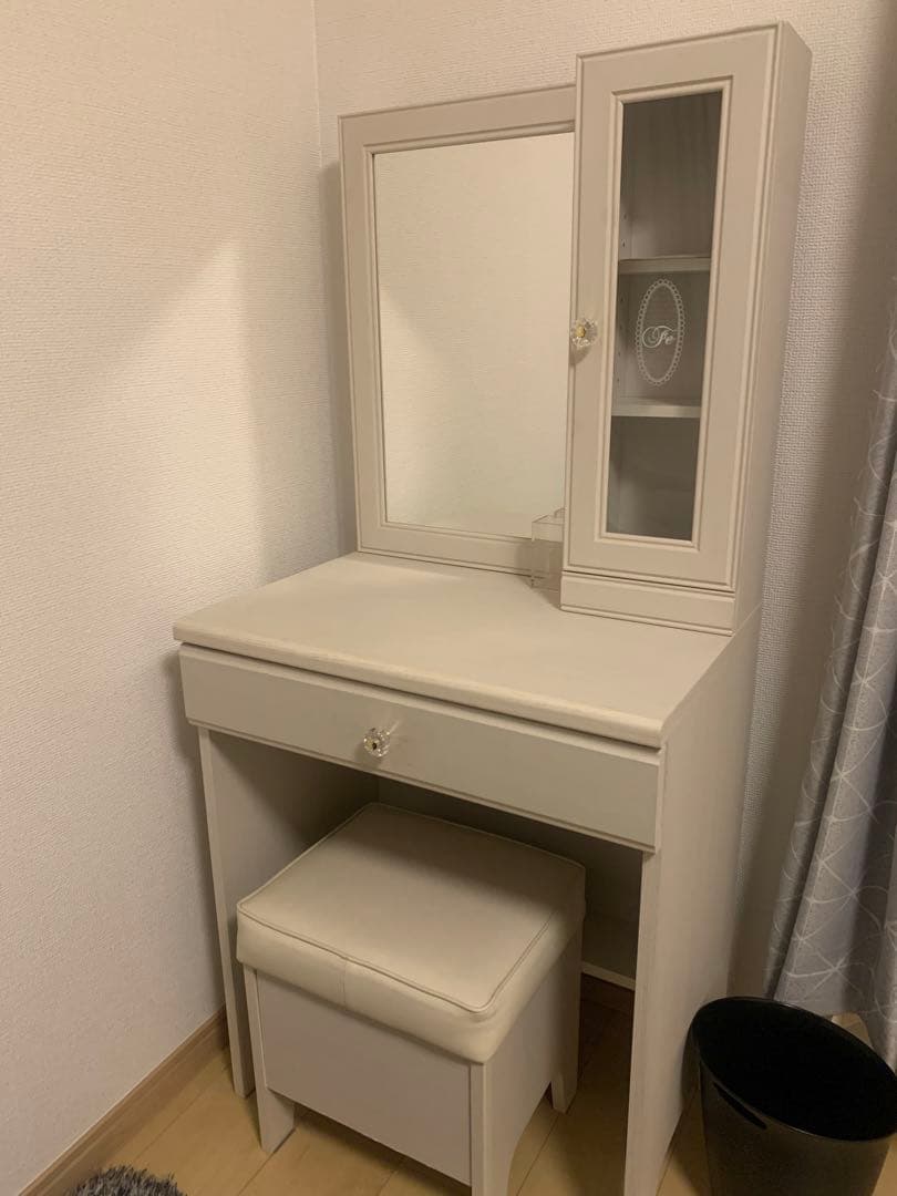 ニトリ　ホワイトドレッサー 鏡付き 収納付き