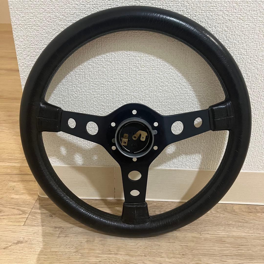 モモ似の3本スポークステアリング　momoホーンボタン付き