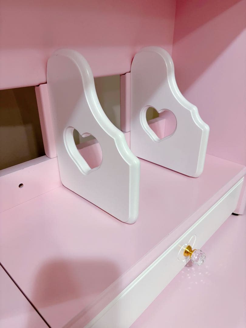 ピンクのハート型ドレッサー