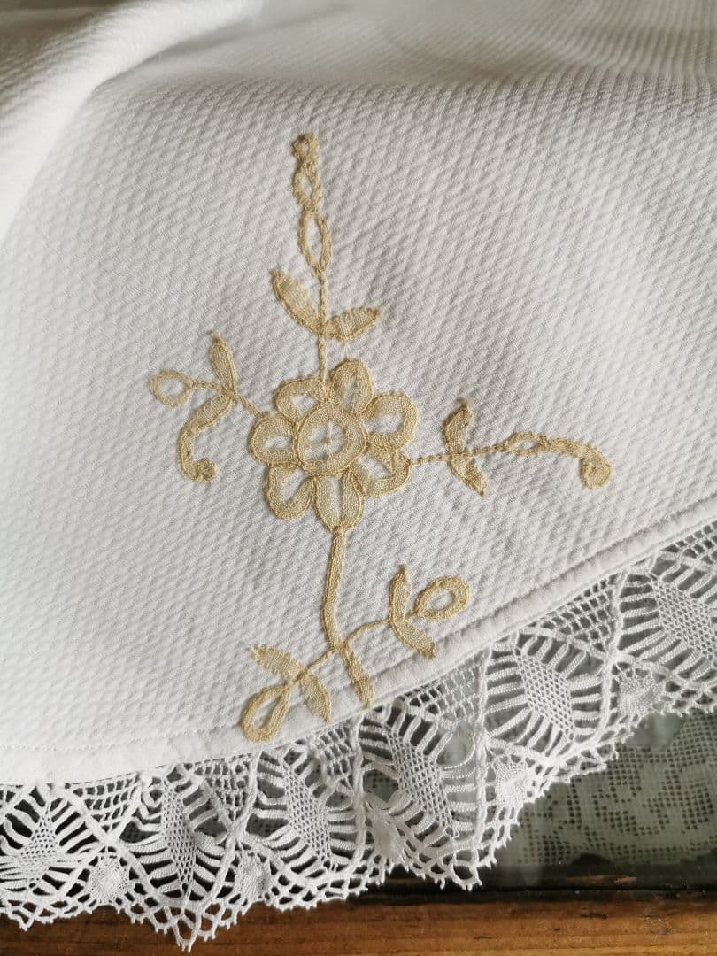 アンティークフランス ピケドプロヴァンス ボビンレース刺繍＆フリル付ブランケット