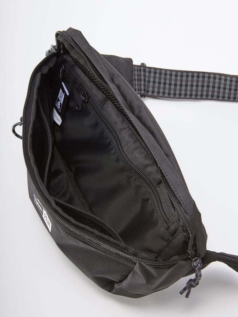 〈familiar × NEWERA〉ボディバッグ　ファミリア × ニューエラ