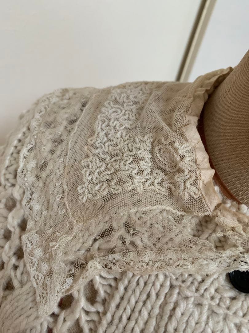 アンティークフリル付きオフホワイトニットカーディガン