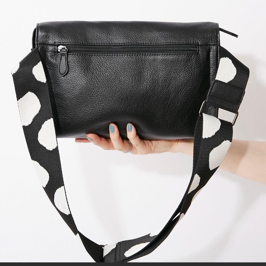 ドット柄ストラップ 黒 ボディバッグ