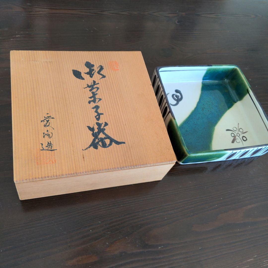 青緑の幾何学模様陶器皿