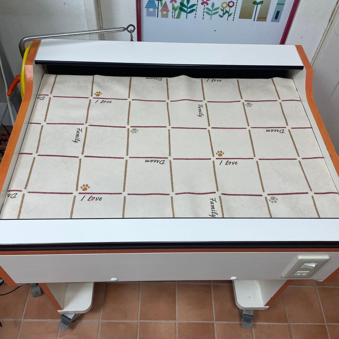 毛を吸い取るトリミングテーブル