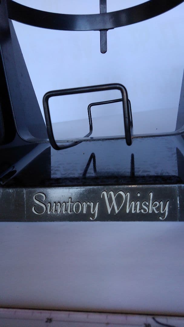 サントリーリザーブ容量4Ｌボトル１本を飾る鋳物製の陳列台です。