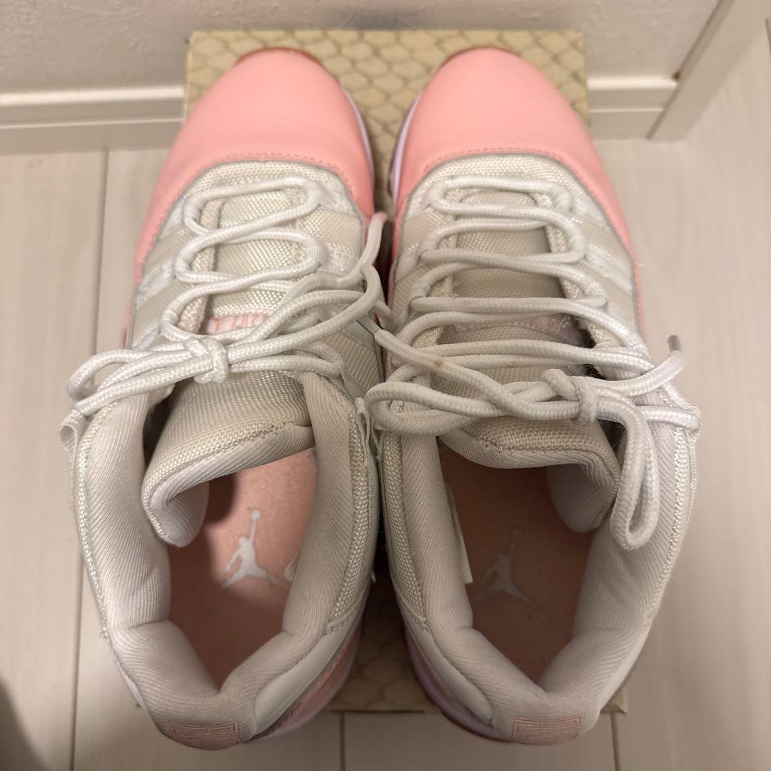 ウィメンズ エア ジョーダン 11 レトロ ローのホワイト/レジェンドピンク