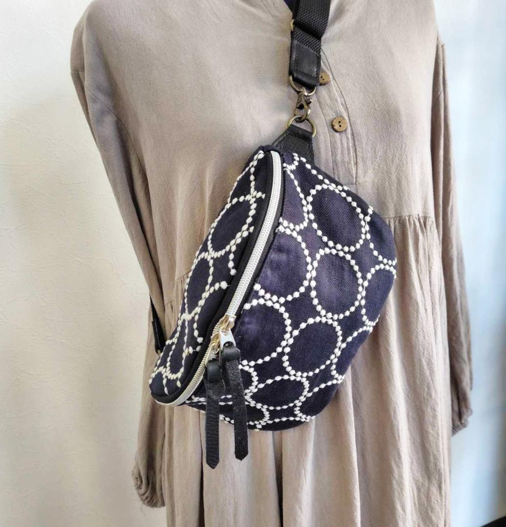 ミナペルホネン/tambourine タンバリンネイビー×白/ボディーバッグ本革