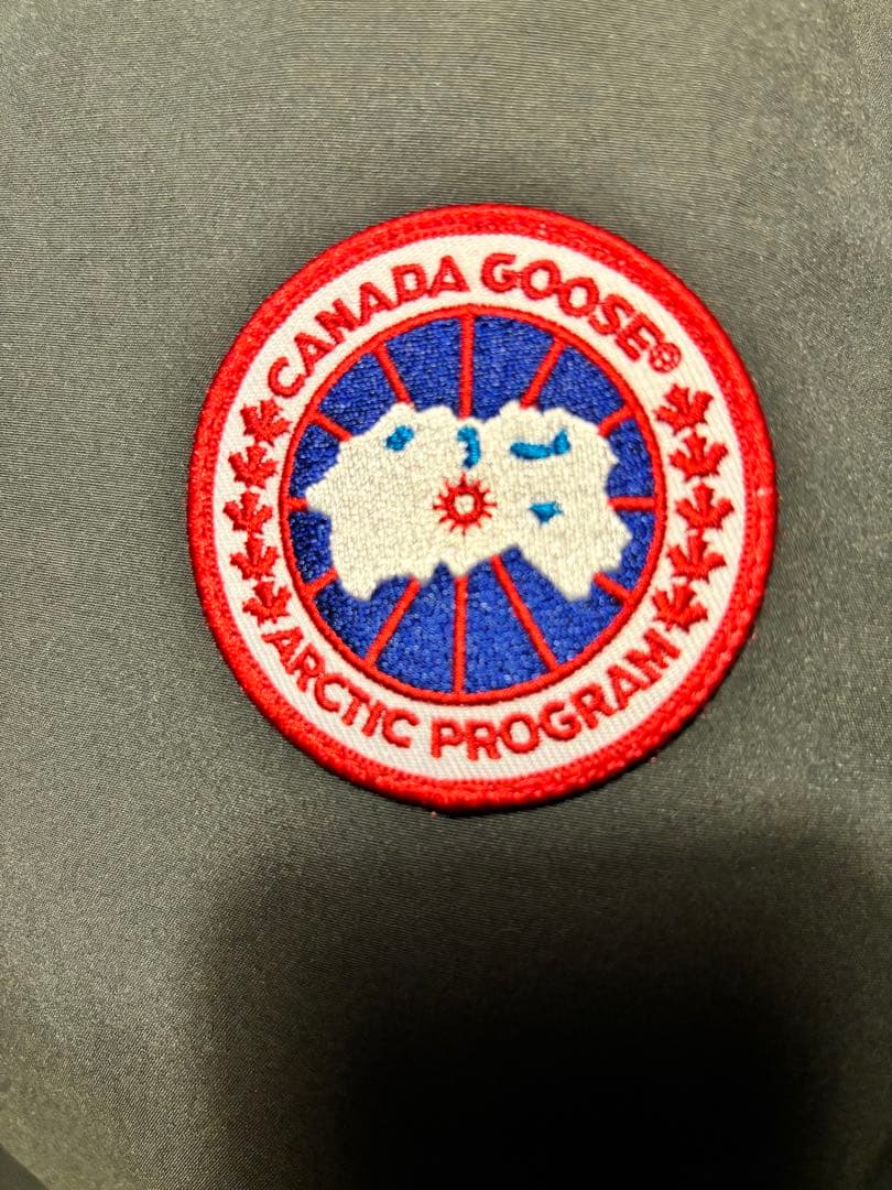 【新品同様　希少色】正規品カナダグースジャスパーオリーブ(ボルケーノ)Ｍサザビー