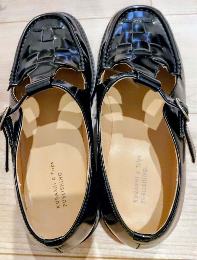 「つま先踊る、大人の相棒」こだわりソールのTストラップシューズ　24.5cm