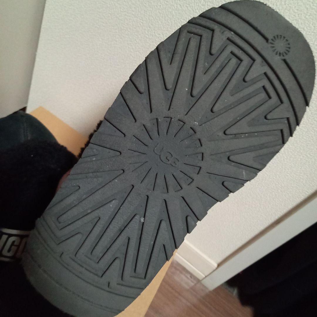 あ*様 UGG ブラックファー付きサンダル