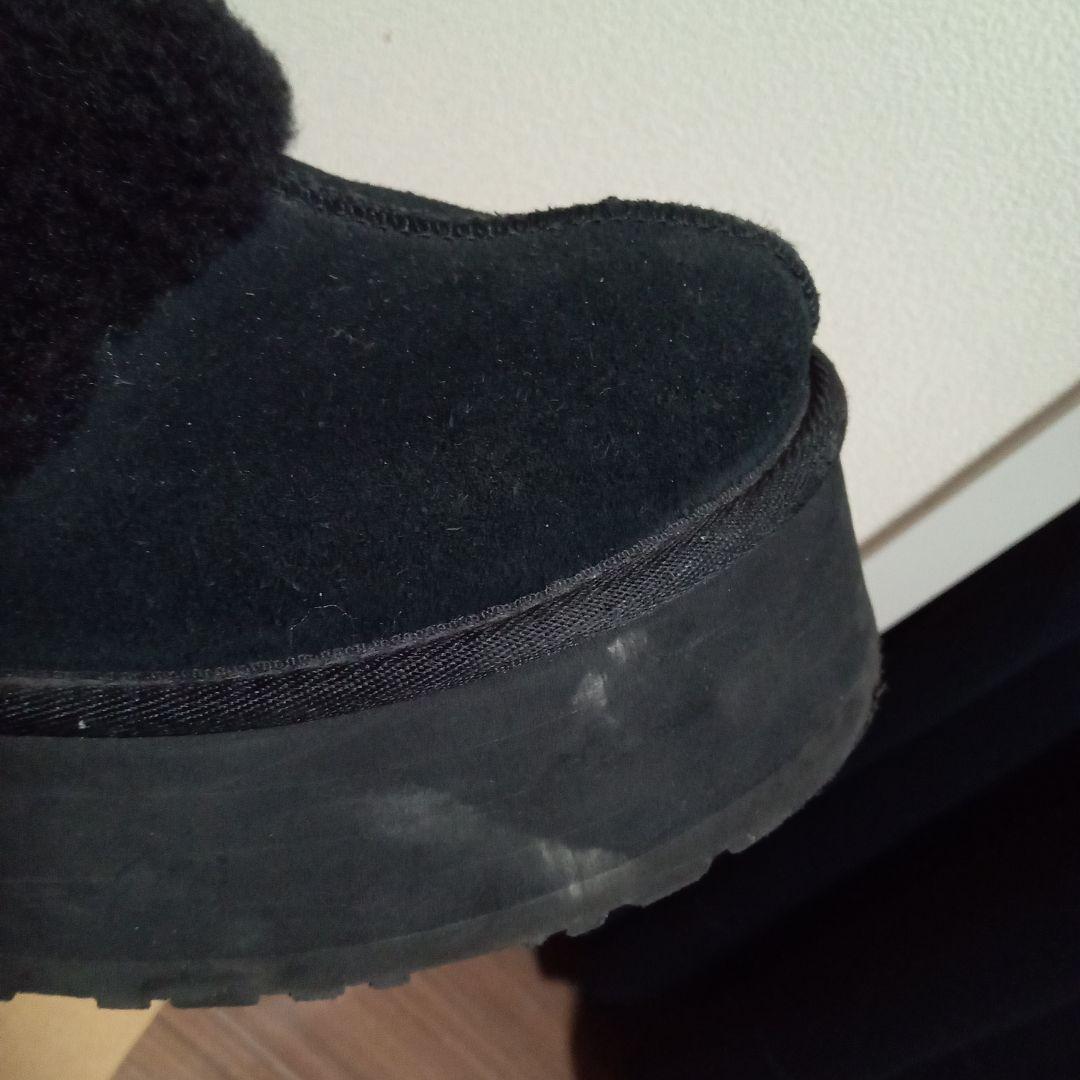 あ*様 UGG ブラックファー付きサンダル